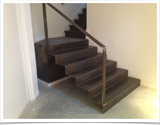 Escalier en tôle pliée
